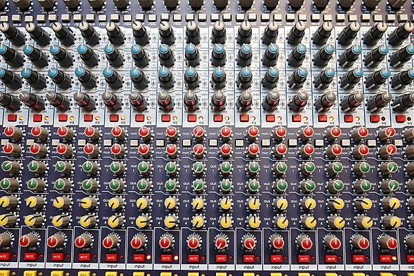 포토 JPG 해외이미지 편집 직업 음악 탁자 사람없음 빛 디지털 텔레비전 소리 방 장비 판넬 믹서 DJ 전자 오디오 방송 동영상 위로 섞기 제어 해외202004 해외포토 가구 문화예술 전자제품 파일형식 이미지허브