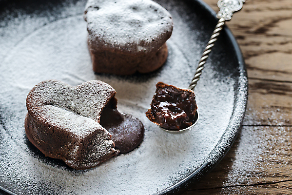 포토 JPG 해외이미지 접시 실내 사람없음 초콜릿 숟가락 흐름 하트 달콤 설탕 슈가파우더 나무배경 해외202004 퐁당오쇼콜라 해외포토 모양 식기 백그라운드 컨셉 디저트 수저 내부 맛 파일형식 이미지허브