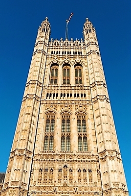 포토 JPG 해외이미지 배너 영어 건축양식 영국 잉글랜드 주택 사람없음 파란색 탑 깃발 런던 국회 왕국 해외202004 해외포토 문자 건축물 건축 유럽 컬러 건물 파일형식 이미지허브