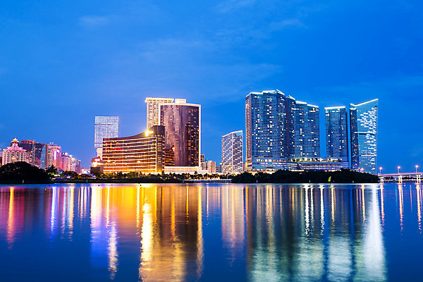 포토 JPG 해외이미지 아시아 호수 건축양식 하늘 호텔 동양인 사람없음 건물 물 파란색 강 도시풍경 고층빌딩 중국 어둠 황혼 일몰 도시 고급 야간 저녁 승합차 카지노 휴양지 스카이라인 여관 마카오 해외202004 해외포토 자연요소 건축물 건축 나라 컬러 컨셉 승용차 숙소 인종 풍경 빌딩 노을 장소 도박 파일형식 이미지허브