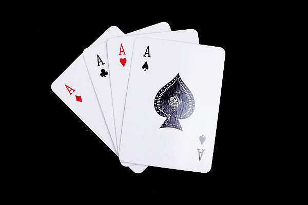 포토 JPG 해외이미지 놀이 성공 주택 사람없음 빨간색 초록색 검은색 경쟁 게임 하트 우승 신용카드 행운 도박 위험 왕 삽 가득함 카지노 포커 잭 여왕 고립 에이스 직진 해외202004 해외포토 모양 컬러 컨셉 건물 금융 최고 트럼프 파일형식 이미지허브