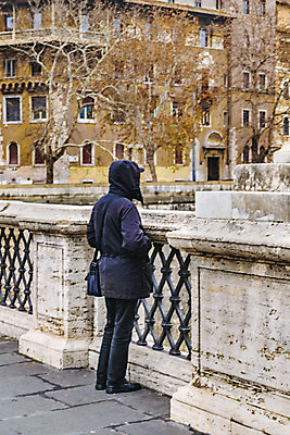 포토 JPG 해외이미지 1 옷 유럽 여행 겨울 건축양식 사람 사람없음 건물 강 이탈리아 추위 관찰 도시 로마 손목시계 옛날 해외202004 해외포토 건축물 계절 건축 나라 시계 장신구 모션 파일형식 이미지허브