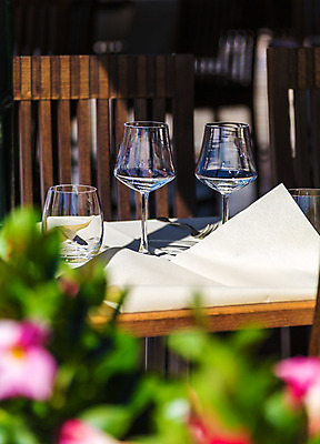 포토 JPG 해외이미지 식기 음료 음식 백그라운드 포크 와인잔 유리 탁자 이벤트 사람없음 내부 장식 빛 세트 주방 식당 식사 저녁식사 희망 카페 식탁보 흰색 직물 고급 우아함 크리스탈 만족 냅킨 설정 점심식사 접수 해외202004 해외포토 감정 컬러 가구 컨셉 술잔 재질 상점 광석 파일형식 이미지허브