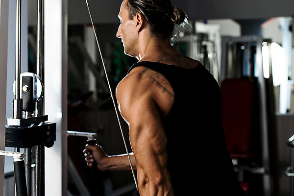 포토 JPG 해외이미지 남자 근육 탈의 건강 한명 신체부위 30대 운동 기계 헬스장 거울 장비 무게 웨이트트레이닝 결심 유연 문신 집중 체육관 서식 땀 근육질 팔 해외202004 해외포토 1 컨셉 사람 장년 헬스 몸매 파일형식 이미지허브