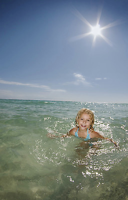 포토 JPG 해외이미지 백인 여자 수영복 초등학생 어린이 바다 하늘 표면 불꽃 한명 미소 사람 초록색 물 파란색 금발 태양 수영 젖음 소금물 해외202004 해외포토 자연요소 서양인 1 학생 헤어스타일 옷 컬러 불 표정 수상스포츠 파일형식 이미지허브