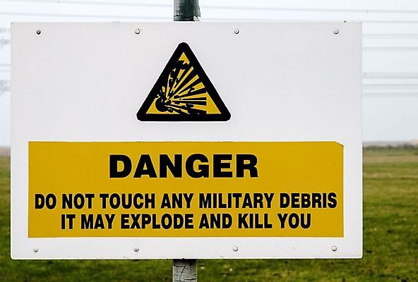 포토 JPG 해외이미지 아이콘 백그라운드 일러스트 경고 안전 사람없음 그래픽 노란색 검은색 정보 죽음 표지판 파편 위험 심볼 사인 군용 공지사항 경보 고립 조언 주목 해외202004 해외포토 컬러 컨셉 군대 알림판 파일형식 이미지허브