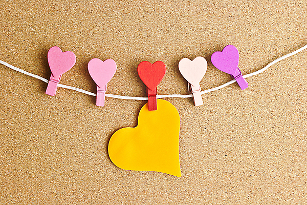 포토 JPG 해외이미지 디자인 줄 백그라운드 프레임 집게 사랑 사람없음 장식 하트 코르크보드 하트집게 해외202004 해외포토 모양 감정 알림판 파일형식 이미지허브