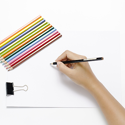 포토 JPG 해외이미지 손 종이 색연필 실내 들기 신체부위 그리기 서류집게 해외202004 해외포토 모션 학용품 집게 사람 내부 파일형식 이미지허브