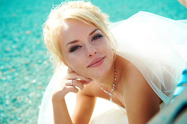 포토 JPG 해외이미지 백인 모델 1 디자인 응시 드레스 여자 꽃 행복 유럽 리본 얼굴 결혼 한명 사람 성인 빛 금발 머리 유행 흰색 화려 고급 치아 정상 만들기 부드러움 고립 스타일 해외202004 해외포토 서양인 식물 헤어스타일 시선 옷 감정 나라 컬러 컨셉 모션 이벤트 신체부위 소화기관 감각 파일형식 이미지허브