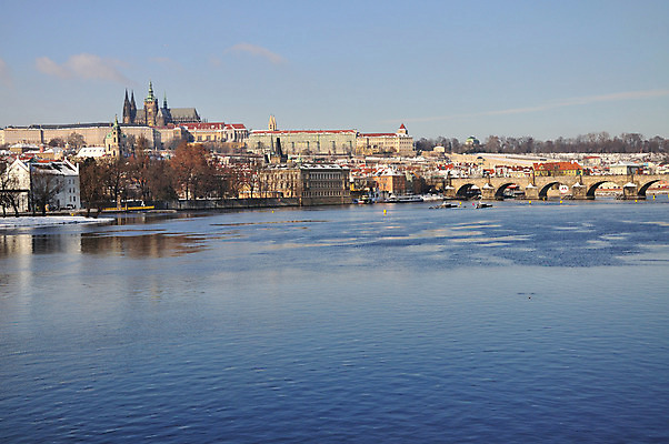 포토 JPG 해외이미지 종교 여행 겨울 건축양식 하늘 지붕 주택 풍경 사람없음 야외 건물 파란색 강 컬러풀 성당 교회 탑 맑음 냉동 일몰 궁전 흰색 도시 중세 역사 분위기 성자 정상 서리 체코 프라하 타운 흐림 고딕 옛날 해외202004 해외포토 건축물 계절 건축 유럽 컬러 컨셉 고건축 종교건축 날씨 노을 파일형식 이미지허브