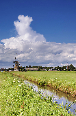 포토 JPG 해외이미지 구름 자연 풍경 사람없음 초록색 물 파란색 풍차 시골 네덜란드 무거움 배수구 해외202004 해외포토 자연요소 유럽 컬러 무게 생태계 파일형식 이미지허브