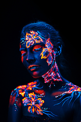 포토 JPG 해외이미지 여자 컨셉 꽃무늬 검은배경 실내 무표정 한명 상반신 성인 옆모습 눈감음 어둠 신비 네온 바디페인팅 페이스페인팅 성인여자한명만 해외202004 해외포토 1 꽃 감정 뷰포인트 백그라운드 무늬 모션 표정 사람 내부 검은색 여자한명만 성인여자만 파일형식 이미지허브