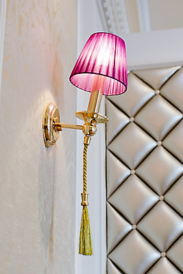 포토 JPG 해외이미지 디자인 벽 가구 백그라운드 건축양식 호텔 조명 주택 프레임 실내 그림자 미술 사람없음 내부 장식 세로 빛 노란색 금속 방 수확 골동품 등불 램프 황금 클래식 고급 우아함 복고 리빙 옛날 해외202004 해외포토 건축 컬러 생활용품 컨셉 농업 재질 숙소 문화예술 건물 파일형식 이미지허브