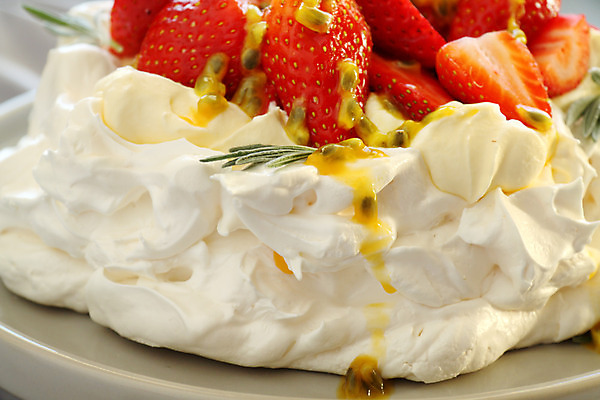 포토 JPG 해외이미지 접시 음식 조각 딸기 디저트 요리 씨앗 사람없음 케이크 대접 달콤 맛 유혹 자르기 크림 슬라이스 칼로리 충동구매 머랭 해로움 해외202004 해외포토 식물 식기 컨셉 과일 모션 쇼핑 과소비 파일형식 이미지허브