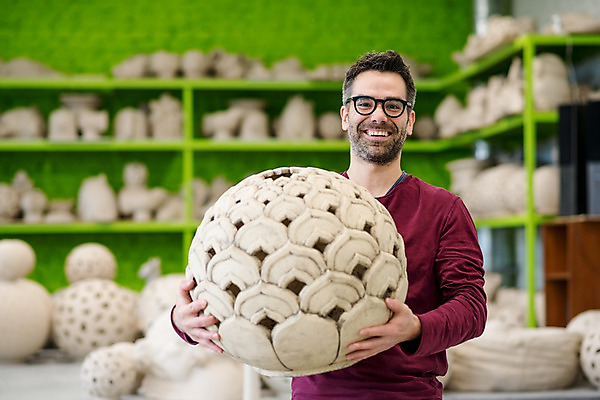 포토 JPG 해외이미지 전통 손 디자인 남자 안경 조각 컨셉 비즈니스 탁자 창조 미술 한명 사람 취미 내부 초록색 우주 업무 도자기 작업실 칼 제조 상품 진열장 날것 만들기 점토 토기 장인 주인 수공예 도예가 프로젝트 핸드메이드 해외202004 해외포토 직업 1 잡화 컬러 가구 모션 문화예술 신체부위 작업 용기_그릇 공예 파일형식 이미지허브