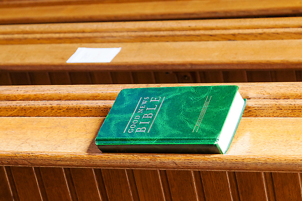 포토 JPG 해외이미지 기독교 백그라운드 벤치 사람없음 내부 목재 책 세로 초록색 교회 우주 성경 침묵 기도 최고 뉴스 묘사 명상 신성 해외202004 해외포토 나무 종교 컬러 의자 재료 종교용품 종교건축 건물 소리 파일형식 이미지허브