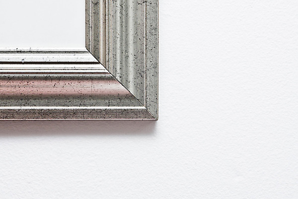 포토 JPG 해외이미지 전통 벽 표면 주택 프레임 매달리기 사람없음 목재 장식 반사 금속 사진촬영 골동품 흰색 클래식 모서리 가장자리 은색 그림 각도 세련 해외202004 해외포토 나무 컬러 컨셉 재료 모션 재질 건물 촬영 둘레 파일형식 이미지허브