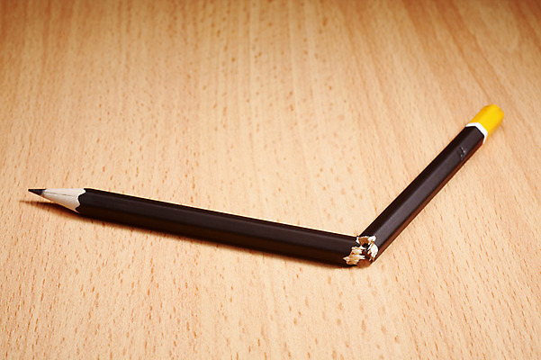 포토 JPG 해외이미지 교육 감정 백그라운드 컨셉 스트레스 아이디어 사람없음 목재 연필 검은색 분노 좌절 고민 지우개 찢어짐 긴장 토막 고립 골절 깨짐 해외202004 해외포토 나무 컬러 재료 의학 모션 학용품 필기구 파일형식 이미지허브