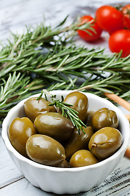 포토 JPG 해외이미지 음식 과일 재료 요리 사람없음 목재 초록색 이탈리아 나뭇가지 사발 스페인 지중해 올리브 로즈메리 채식주의자 해외202004 해외포토 나무 열매 유럽 바다 컬러 사기그릇 허브 채식 파일형식 이미지허브