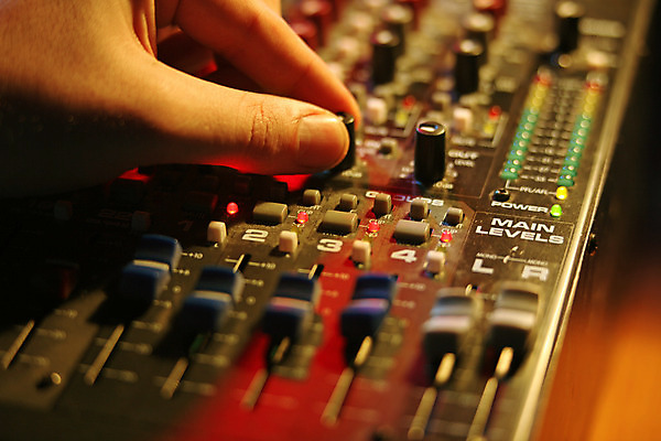 포토 JPG 해외이미지 음악 백그라운드 사람없음 가로 빨간색 파란색 컬러풀 파티 소리 장비 판넬 혼합 야간 묘사 클럽 디스코 전자 오디오 방송 스테레오 섞기 제어 채널 해외202004 해외포토 자연요소 컬러 문화예술 이벤트 전자제품 춤 파일형식 이미지허브