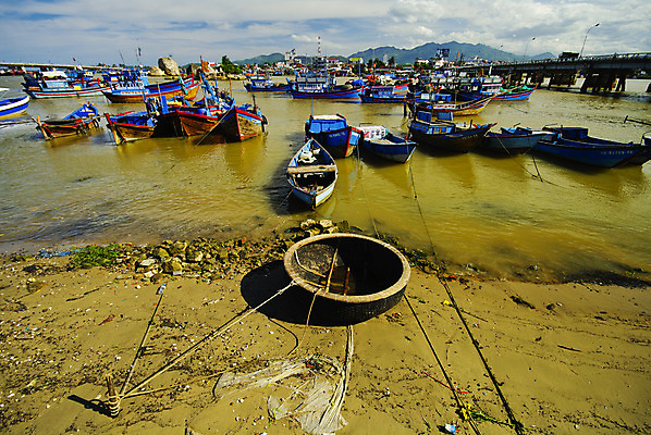 포토 JPG 해외이미지 전통 산업 아시아 문화 호수 바다 여행 자연 낚시 동양인 인종 풍경 사람없음 물 바구니 마을 항구 시골 만 보트 가난 베트남 낚시꾼 카약 포트 전국 해외202004 해외포토 자연요소 나라 컨셉 배_교통 교통시설 레저 사람 동남아시아 수상스포츠 생태계 파일형식 이미지허브