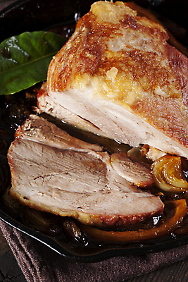 포토 JPG 해외이미지 전통 접시 음식 조각 잎 크리스마스 채소 탁자 건강 육류 돼지고기 요리 사람없음 목재 식사 저녁식사 튀김 시골 신선 고명 황금 오븐 맛 큼 강의 자르기 굽기 레몬 허리 준비 유기농 매움 슬라이스 후추 목각 점심식사 샬롯 해외202004 해외포토 나무 식물 식기 웰빙 기념일 가구 컨셉 과일 식재료 재료 모션 양파 신체부위 가전제품 크기 구이 향신료 파일형식 이미지허브