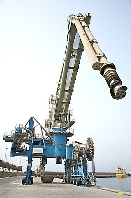 포토 JPG 해외이미지 산업 사람없음 건물 파란색 항구 기계 업무 바퀴 구멍 포트 송곳 해외202004 해외포토 건축물 컬러 교통시설 작업 파일형식 이미지허브