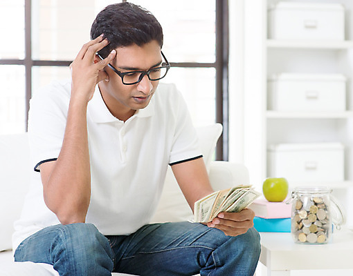 포토 JPG 해외이미지 1 남자 지폐 돈 비즈니스 스트레스 주택 실내 한명 사람 앉기 동양인 소년 성인 금융 소파 저축 잡기 절약 계산 가난 인도인 확인 투자 결제 문제 월급 대출 계좌 섞기 세금 수입 예산 위기 해외202004 해외포토 외국인 어린이 컨셉 의자 모션 인종 내부 건물 경제 재산 파일형식 이미지허브