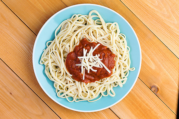 포토 JPG 해외이미지 전통 접시 음식 토마토 재료 탁자 치즈 파스타 건강 스파게티 요리 사람없음 빨간색 갈색 식사 저녁식사 이탈리아 시골 신선 면 고명 맛 정상 지중해 국수 머리위 토핑 성분 점심식사 입가심 정물화 채식주의자 해외202004 해외포토 식기 유럽 바다 컬러 가구 컨셉 채소 유제품 서양음식 면류 그림 채식 파일형식 이미지허브