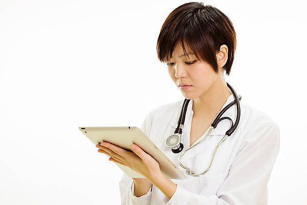 포토 JPG 해외이미지 직업 1 여자 행복 유니폼 청진기 건강 병원 한명 사람 동양인 성인 컴퓨터 태블릿 알약 약 디지털 중국 간호사 의사 정보 코트 흰색 잡기 고립 해외202004 해외포토 옷 감정 아시아 컬러 의학 의료기기 모션 인종 전자제품 스마트기기 외투 의료진 파일형식 이미지허브