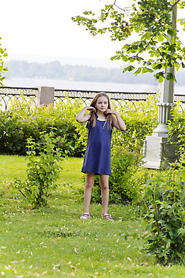 포토 JPG 해외이미지 백인 1 라이프스타일 공원 여학생 여자 유럽 어린이 놀이 한명 야외 금발 달리기 흰색 10 9 8 해외202004 해외포토 서양인 학생 헤어스타일 공공시설 나라 컬러 모션 사람 생활 숫자 파일형식 이미지허브