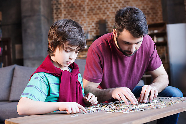 포토 JPG 해외이미지 백인 유럽 아들 초등학생 어린이 가족 관계 놀이 주택 함께함 사람 소년 성인 두명 부모 퍼즐 아빠 집중 해외202004 해외포토 서양인 학생 남자 나라 컨셉 건물 파일형식 이미지허브