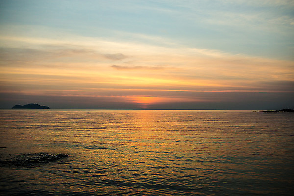 포토 JPG 해외이미지 나무 식물 구름 계절 바다 섬 자연 하늘 날씨 휴식 산 풍경 사람없음 초록색 물 여름 파란색 태양 노란색 황혼 일몰 새벽 시간 뜨거움 상쾌 휴양지 지역 암초 스카이라인 내추럴 순간 파라다이스 수평선 해외202004 해외포토 자연요소 감정 컬러 컨셉 노을 장소 생태계 파일형식 이미지허브