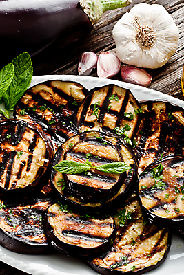 포토 JPG 해외이미지 접시 음식 채소 가지 마늘 요리 사람없음 초록색 식사 신선 그릴 굽기 민트 허브 준비 무침 성분 점심식사 채식주의자 해외202004 해외포토 식물 식기 컬러 주방용품 구이 채식 파일형식 이미지허브