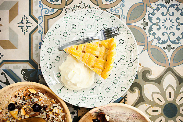 포토 JPG 해외이미지 접시 열매 음식 다이어트 과일 휴가 디저트 사람없음 여름 파란색 케이크 주방 계란 봄 흰색 신선 선택 달콤 맛 설탕 굽기 크림 롤 코코넛 머랭 커스터드 타르트 페스츄리 핸드메이드 해외202004 해외포토 식물 식기 계절 빵 컬러 컨셉 건강 알 구이 파이_빵 파일형식 이미지허브