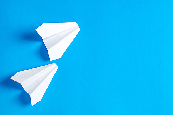 포토 JPG 해외이미지 종이 실내 사람없음 두개 종이비행기 파란배경 카피스페이스 해외202004 해외포토 백그라운드 2 내부 파란색 공백 종이접기 파일형식 이미지허브
