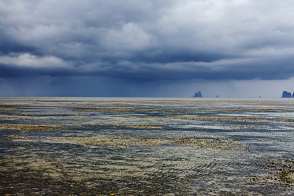 포토 JPG 해외이미지 구름 전통 아시아 모래 바다 섬 여행 태국 자연 조류 날씨 산 선반 바닥 풍경 사람없음 가로 물 파란색 어둠 회색 모래언덕 암초 폭풍 동쪽 남쪽 안다만 폭풍우 수평선 해외202004 해외포토 자연요소 동물 나라 컬러 가구 비_날씨 자연재해 방향 언덕 생태계 파일형식 이미지허브