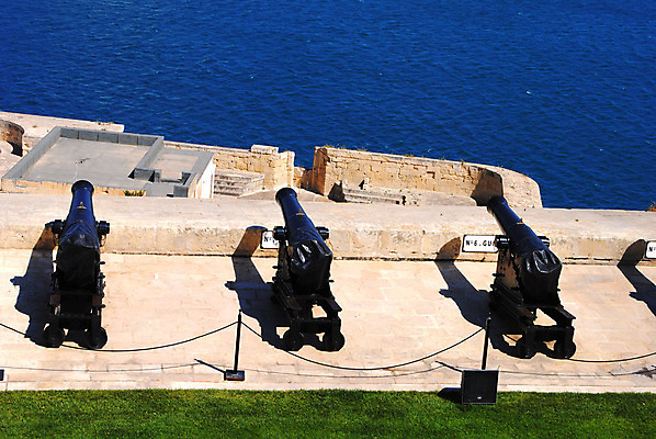 포토 JPG 해외이미지 유럽 여행 사람없음 여행객 총 지중해 시력 대포 몰타섬 베터리 총포 해외202004 해외포토 나라 무기 바다 섬 사람 몰타 파일형식 이미지허브