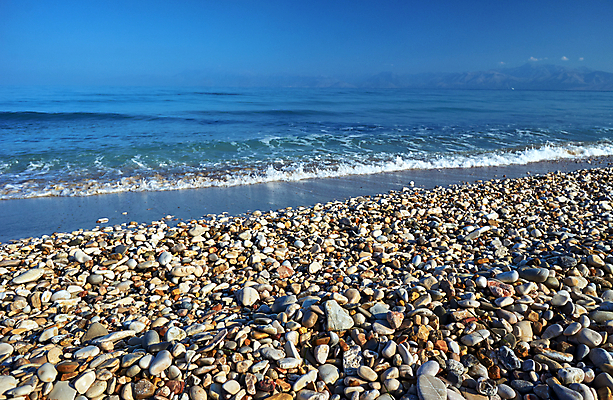 포토 JPG 해외이미지 구름 모래 파도 바다 섬 자연 하늘 산 사람없음 물 거품 조약돌 바위 지중해 그리스 코르푸 수평선 해외202004 해외포토 자연요소 유럽 돌_바위 생태계 파일형식 이미지허브