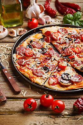 포토 JPG 해외이미지 전통 음식 토마토 채소 재료 탁자 치즈 피자 육류 사람없음 목재 식사 저녁식사 버섯 이탈리아 껍질 시골 신선 소시지 맛 자르기 굽기 지중해 허브 올리브 후추 바질 살라미 옛날 핸드메이드 해외202004 해외포토 나무 식물 열매 유럽 바다 가구 컨셉 식재료 모션 유제품 패스트푸드 서양음식 가공식품 구이 향신료 파일형식 이미지허브