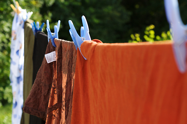 포토 JPG 해외이미지 손 옷 선 밧줄 가사 바람 주택 건조 따뜻함 집게 사람없음 야외 초록색 경제 환경 맑음 에너지 직물 신선 빨래 옷걸이 해외202004 해외포토 자연요소 줄 컬러 날씨 건물 신체부위 파일형식 이미지허브