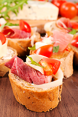 포토 JPG 해외이미지 접시 음식 빵 토마토 치즈 파슬리 샌드위치 건강 마늘 사람없음 목재 세로 파란색 이탈리아 신선 맛 애피타이저 바게트 작음 다발 굽기 허브 카나페 향신료 햄 서빙 후추 바질 미니 뷔페 브루스케타 블루치즈 채식주의자 핸드메이드 많음 개조 해외202004 해외포토 나무 식물 식기 유럽 컬러 컨셉 채소 재료 유제품 서양음식 육류 크기 구이 채식 향미료 파일형식 이미지허브