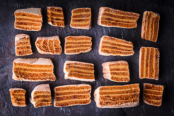 포토 JPG 해외이미지 전통 음식 조각 과일 탁자 디저트 요리 사람없음 가로 파란색 갈색 과자 케이크 보라색 어둠 빵집 흰색 달콤 맛 사과 설탕 굽기 먹기 층 러시아인 페스츄리 해외202004 해외포토 서양인 빵 컬러 가구 컨셉 모션 상점 구이 파일형식 이미지허브