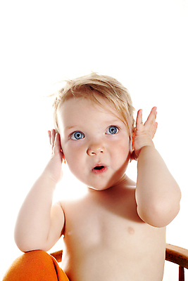 포토 JPG 해외이미지 얼굴 어린이 한명 사람 놀람 흰색 자녀 아기 걸음마 돌봄 해외202004 해외포토 1 감정 컬러 모션 표정 신체부위 파일형식 이미지허브