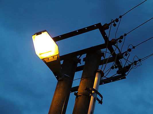 포토 JPG 해외이미지 선 가로등 조명 거리 사람없음 빛 황혼 일몰 새벽 슬픔 램프 철사 해외202004 해외포토 자연요소 공공시설 감정 노을 파일형식 이미지허브