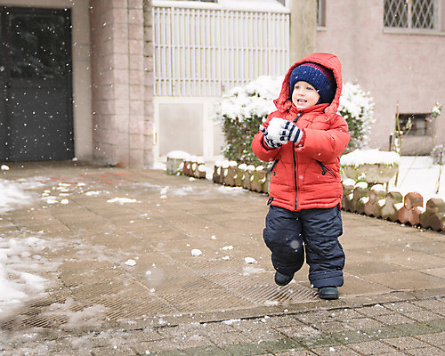 포토 JPG 해외이미지 백인 드레스 옷 계절 행복 어린이 크리스마스 겨울 놀이 날씨 휴가 표정 한명 사람 소년 야외 빨간색 달리기 재킷 기쁨 기차 추위 흰색 아기 신생아 눈덩이 걸음마 폭설 해외202004 해외포토 서양인 1 기념일 남자 감정 육상교통 컬러 모션 대중교통 눈_날씨 외투 자연재해 파일형식 이미지허브