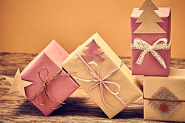 포토 JPG 해외이미지 전통 리본 종이 컨셉 크리스마스 포장 휴가 새로움 선물 사람없음 목재 장식 쇼핑 상자 쌓기 수확 축하 인사 신용카드 생일 연도 활 복고 패키지 수공예 2016년 핸드메이드 해외202004 해외포토 나무 기념일 농업 재료 모션 금융 예절 공예 파일형식 이미지허브