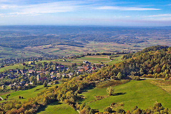 포토 JPG 해외이미지 식물 도로 길 밭 농업 건축양식 자연 하늘 산 주택 안테나 파노라마 풍경 사람없음 야외 목재 초록색 파란색 농작물 컬러풀 농경지 여행객 마을 계곡 봄 시골 숲 땅 언덕 시골집 장면 크로아티아 강렬 수평선 해외202004 해외포토 나무 계절 건축 유럽 산업 컬러 재료 통신 교통시설 촬영기법 사람 건물 농장 생태계 파일형식 이미지허브