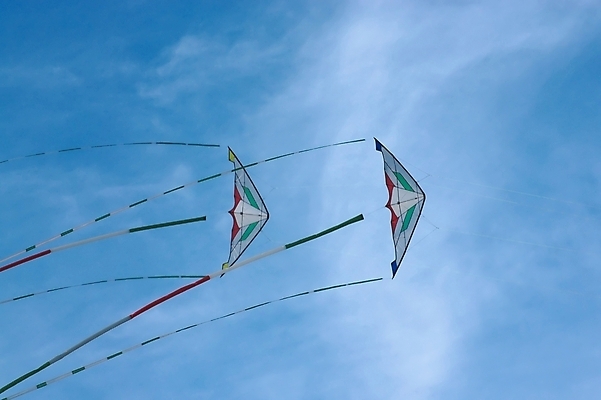 포토 JPG 해외이미지 스포츠 하늘 바람 사람없음 파란색 컬러풀 장난감 자유 연 해외202004 해외포토 자연요소 컬러 컨셉 날씨 놀이용품 파일형식 이미지허브