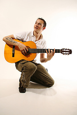 포토 JPG 해외이미지 모델 디자인 영어 응시 남자 놀이 한명 앉기 소년 목재 이탈리아 음악가 기타 최고 선탠 자르기 인도인 문신 옷입기 기타리스트 부족 해외202004 해외포토 외국인 나무 직업 문자 1 시선 유럽 어린이 음악 컨셉 재료 모션 현악기 사람 동양인 연주자 파일형식 이미지허브